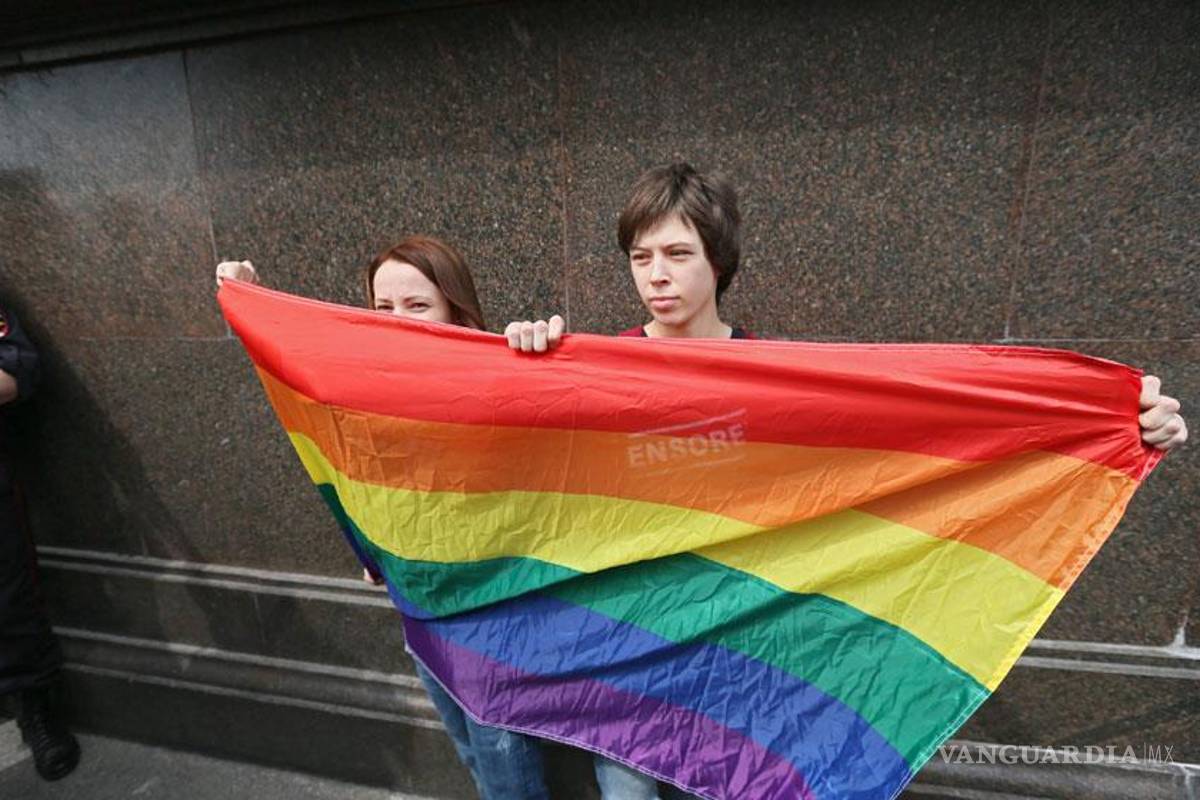 Gays rusos desafían las prohibiciones para exigir igualdad