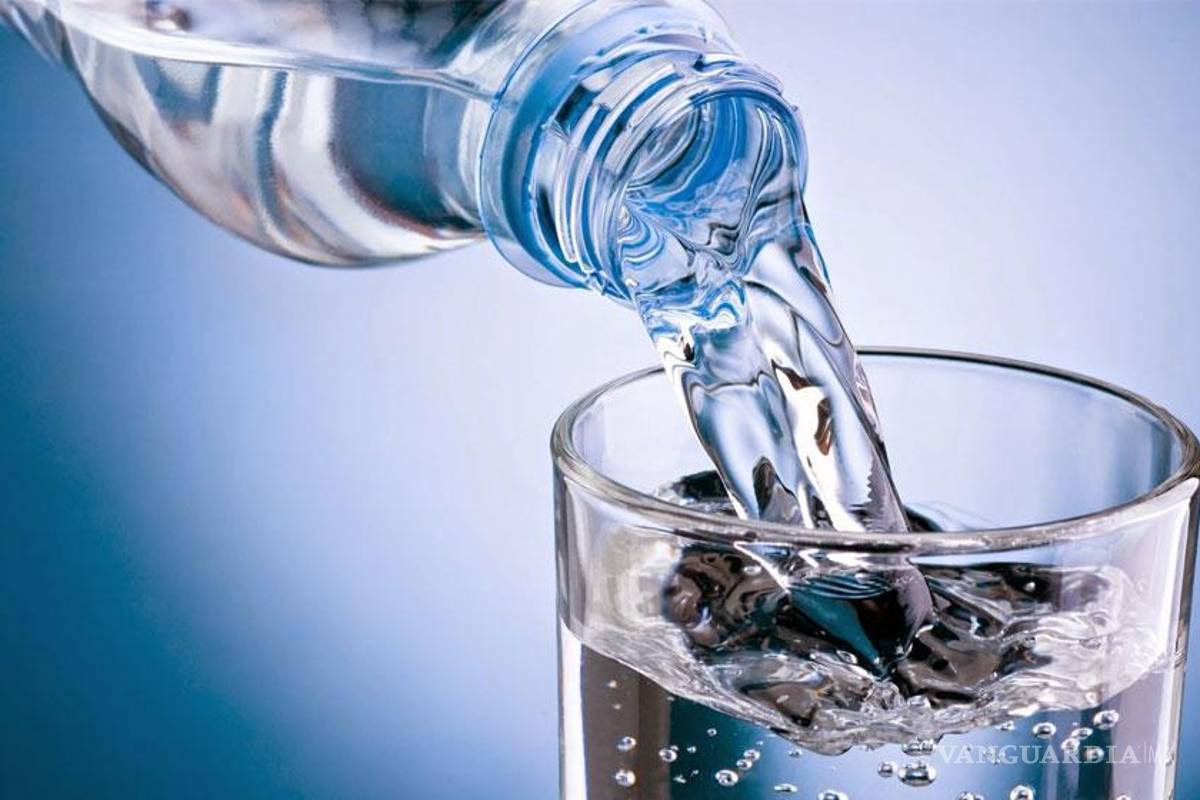 México continúa como primer lugar en consumo de agua embotellada