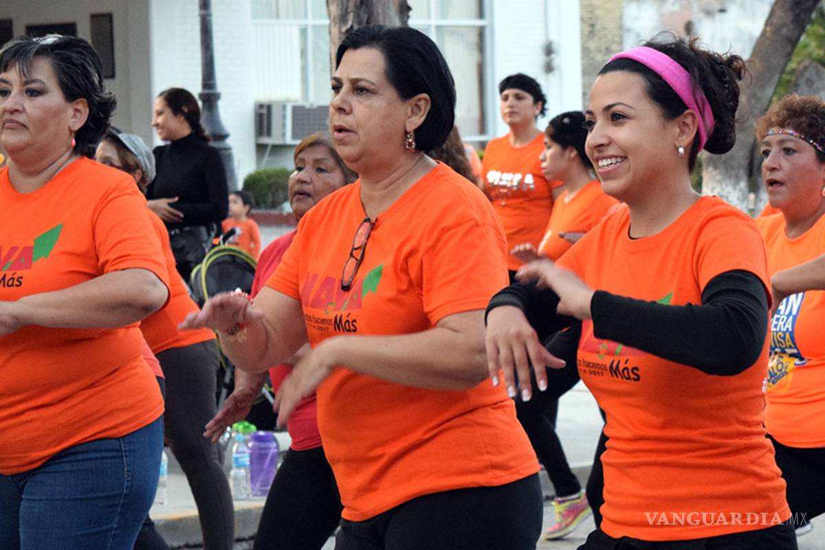 Bailan Zumba para erradicar la violencia en Nava