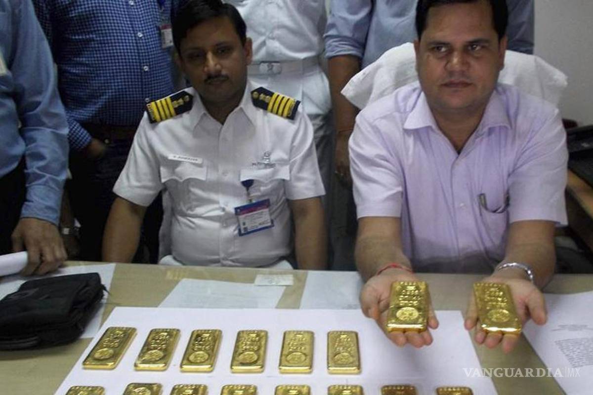 Encuentran barras de oro en baño de un avión