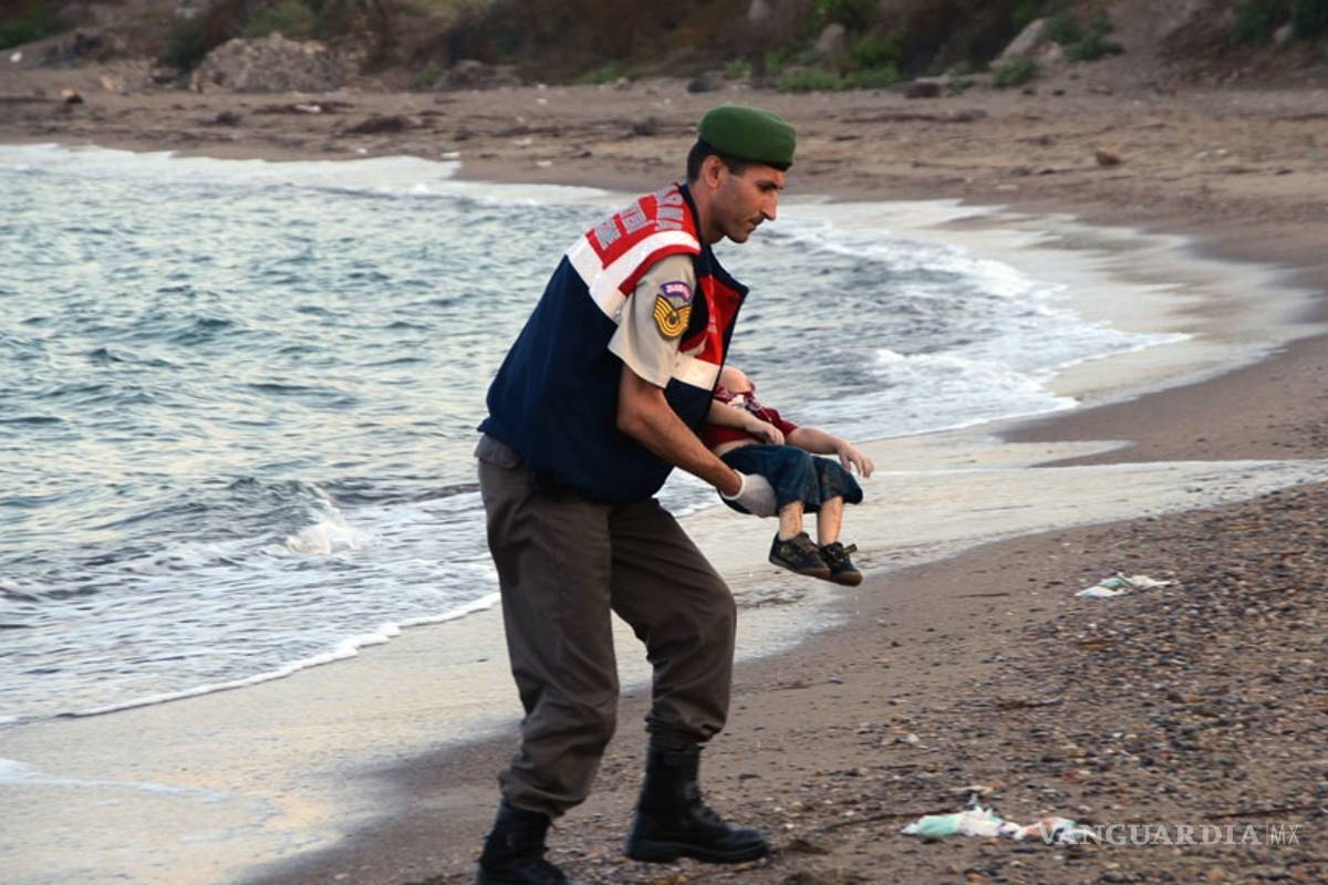 Charlie Hebdo publica imagen polémica sobre el niño sirio Aylan