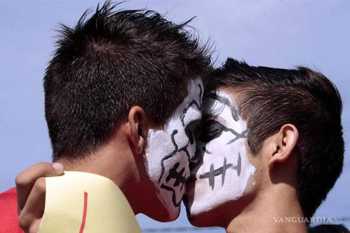 Con besos y banderas festejan en AL día a contra la homofobia