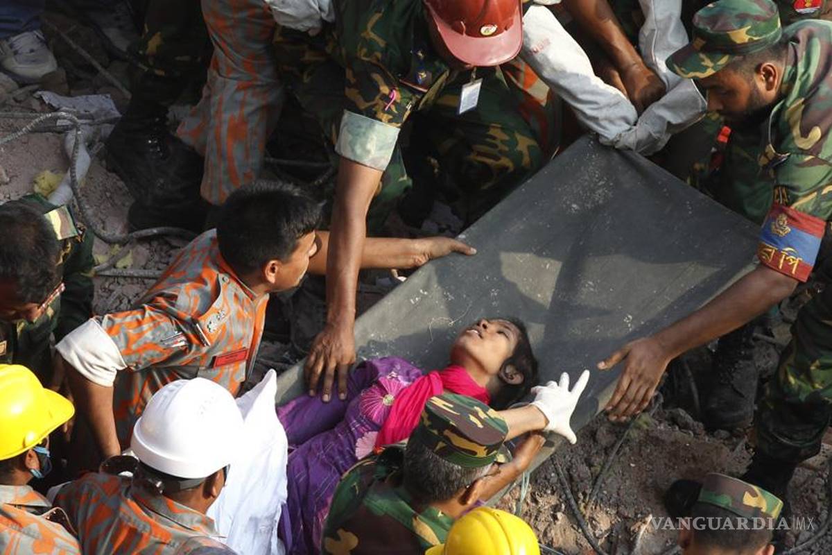 Hallan a mujer viva tras derrumbe en Bangladesh