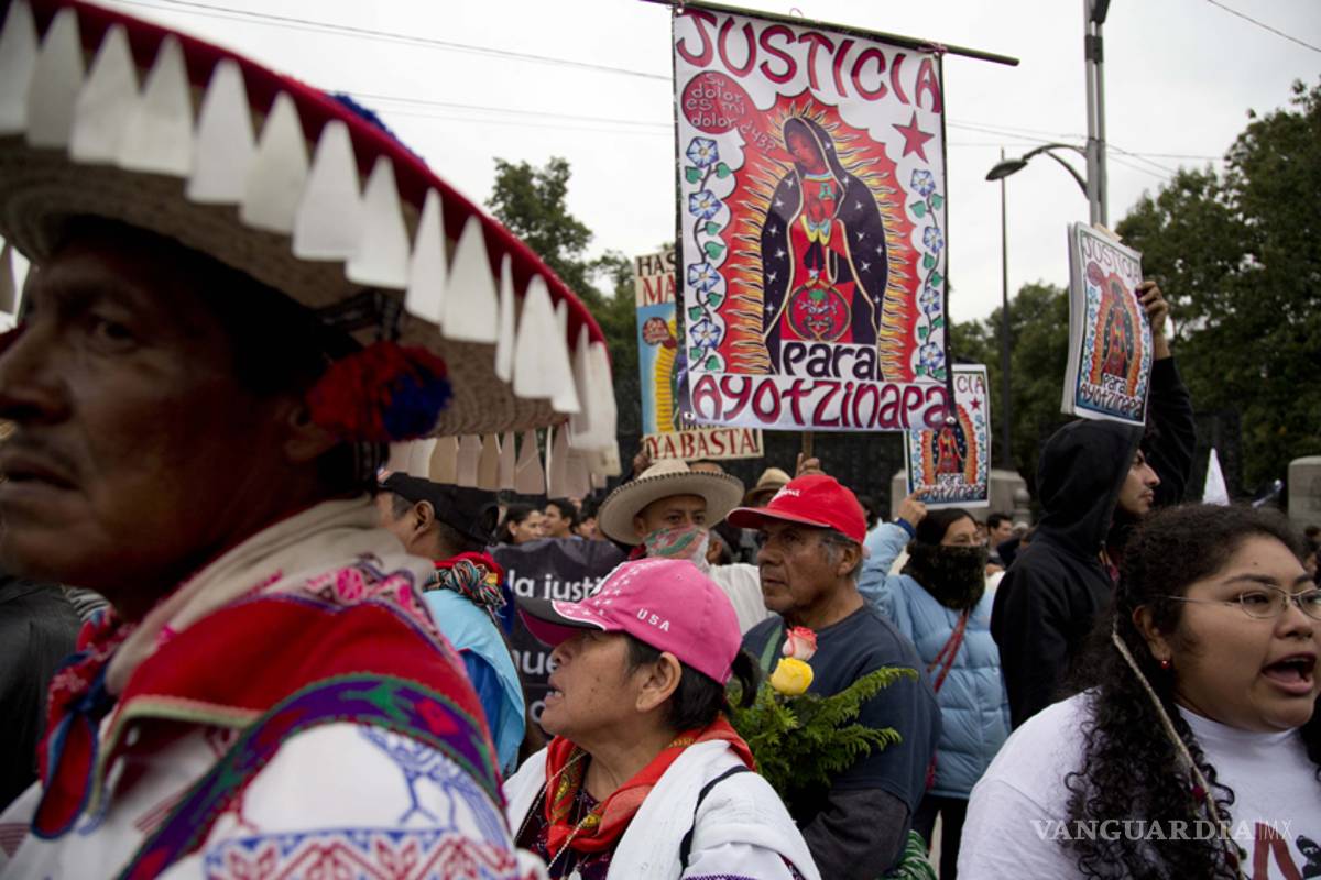 Marchan estudiantes de Ayotzinapa en Chilpancingo