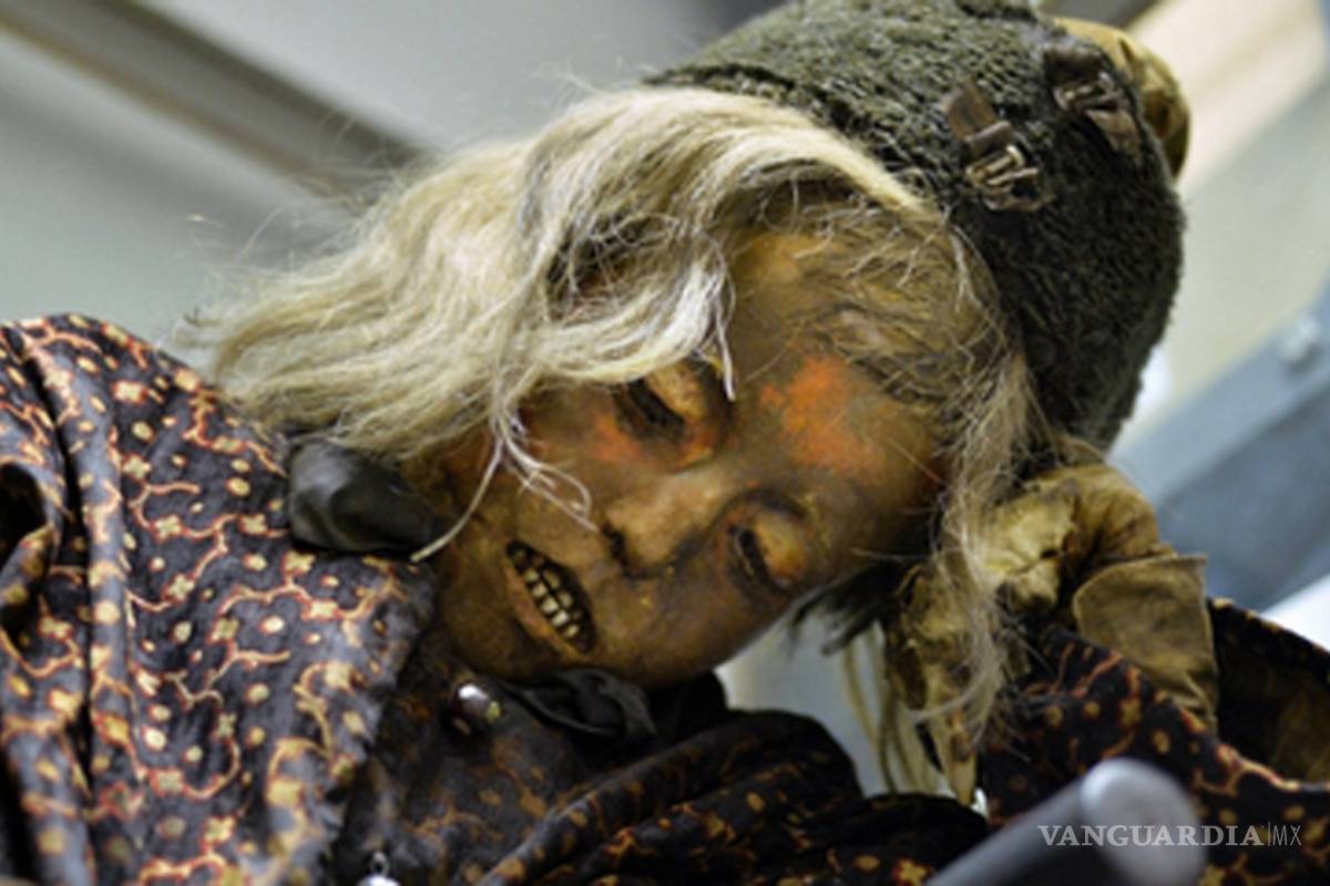Exponen momia de un niño muerto en el sigo XIX embalsamado por su padre