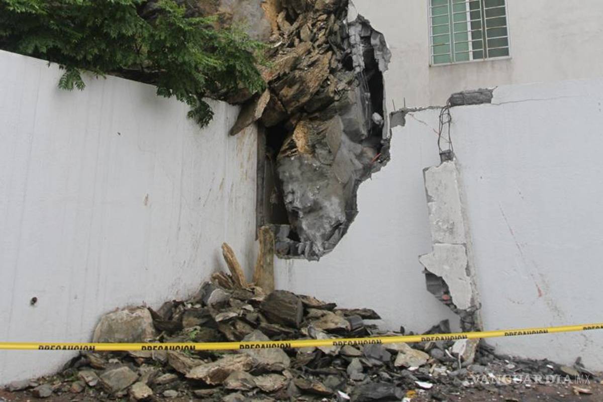 Daña roca edificio por deslave en Monterrey