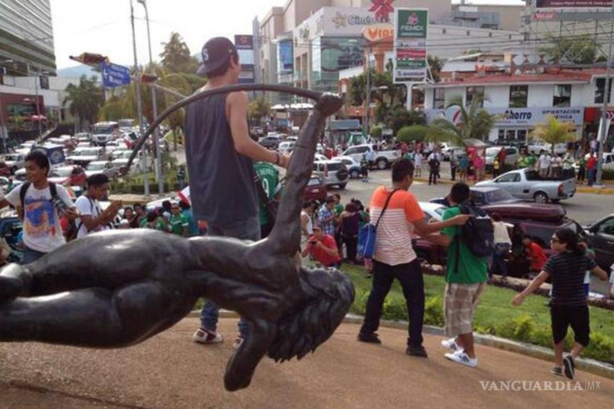 Aficionados derriban Diana de Acapulco en festejos