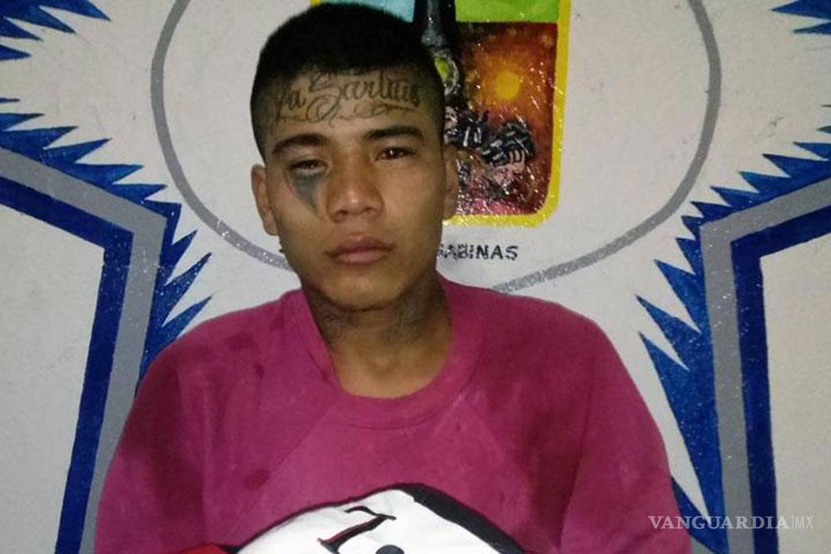 Joven asalta en fiesta, lesiona a víctimas y amaga a policías