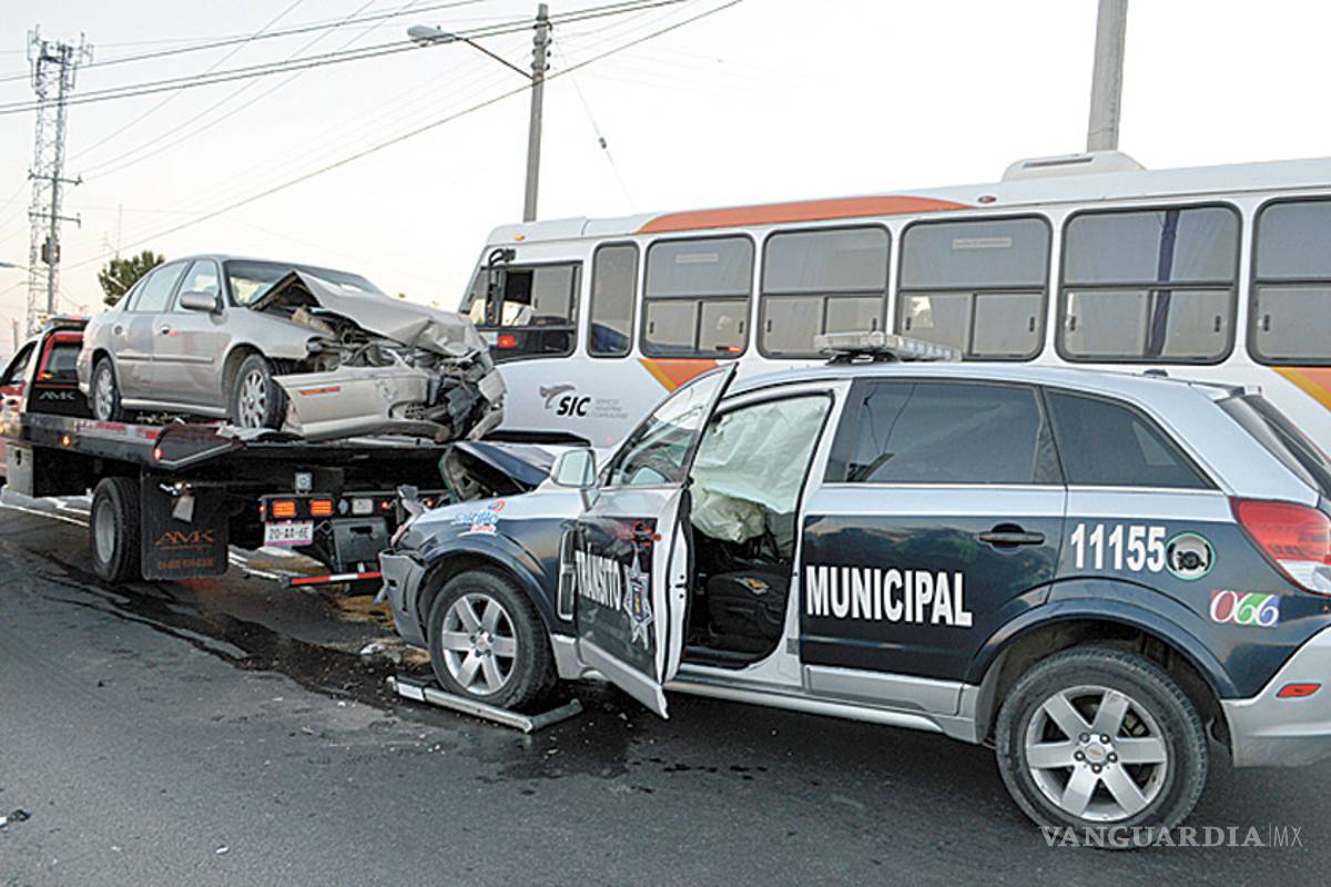 Menor y policía de Saltillo lesionados en choque