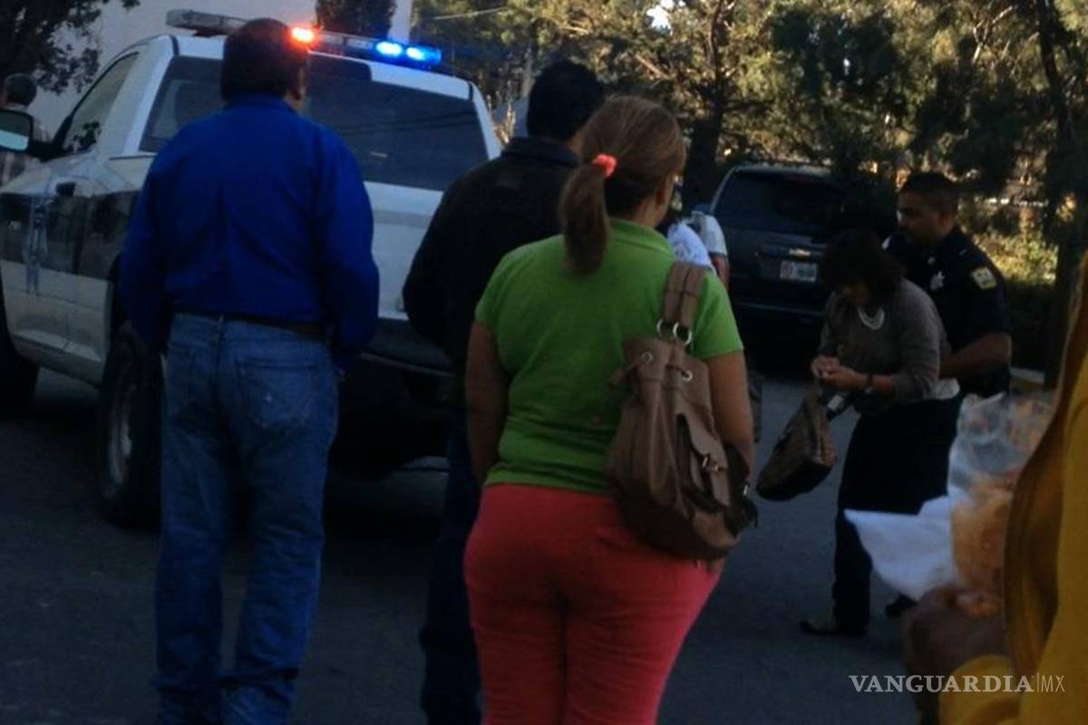 Someten policías por la fuerza a mujer en estacionamiento