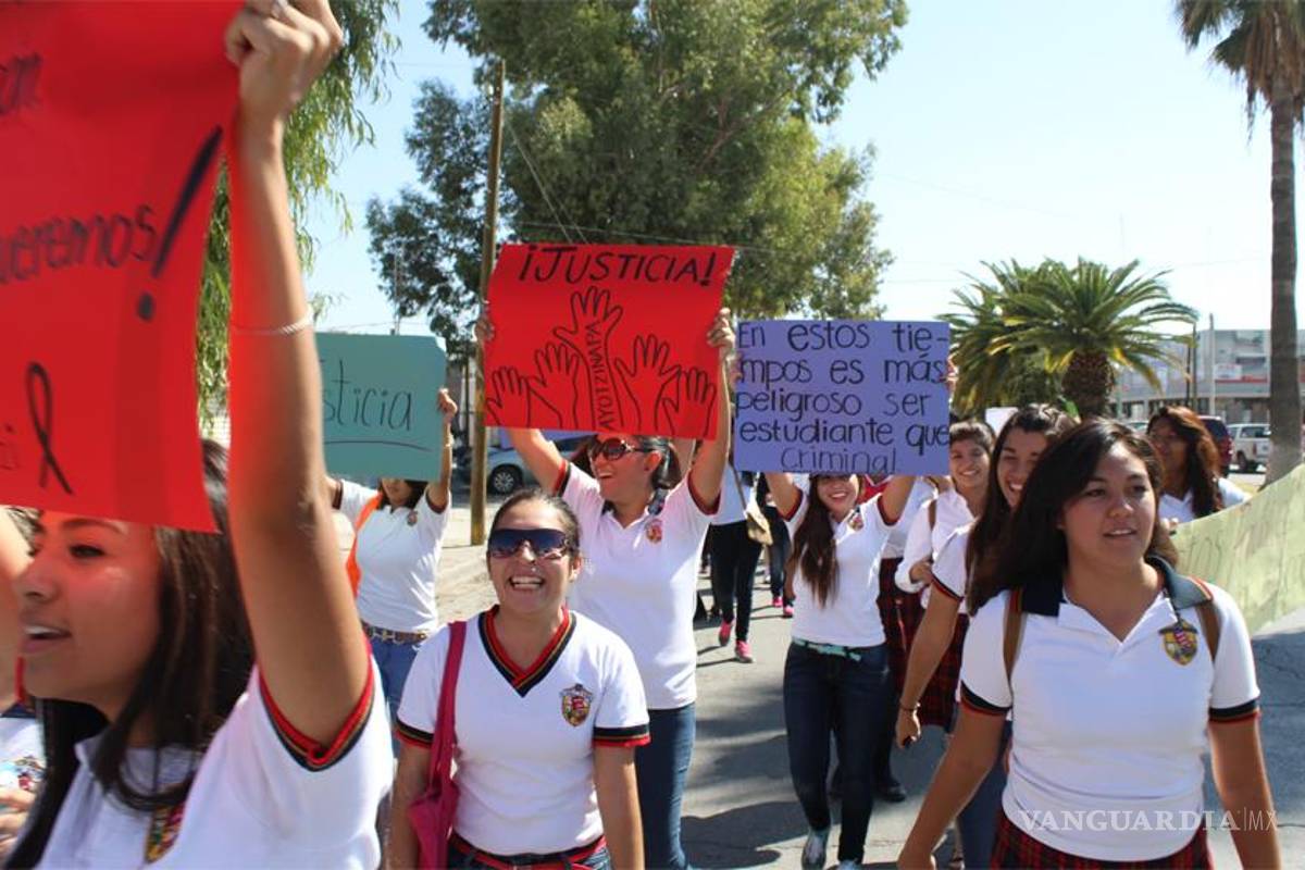 Normalistas de Torreón se manifiestan en apoyo a Ayotzinapan