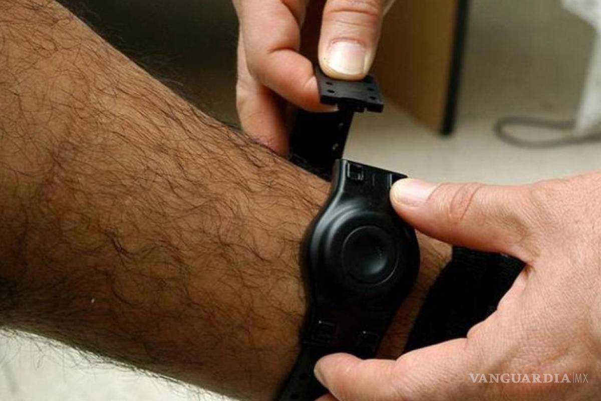 Ladrón se quita brazalete electrónico y huye