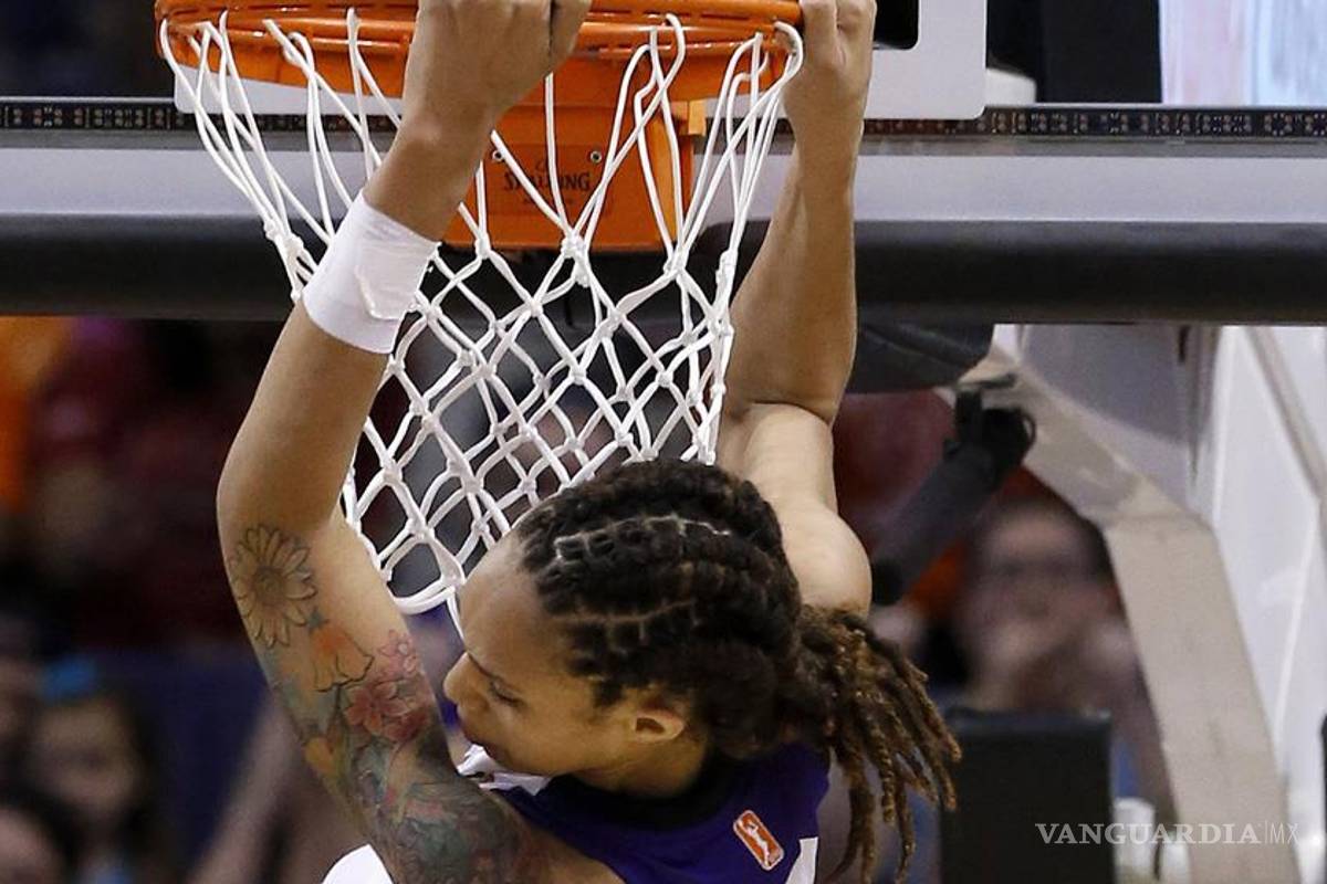 Brittney Griner, primera mujer que hace dos clavadas en la WNBA