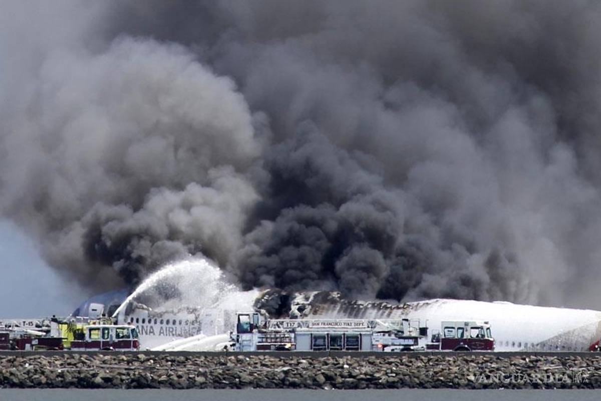 Joven murió atropellada por bomberos tras avionazo en SF