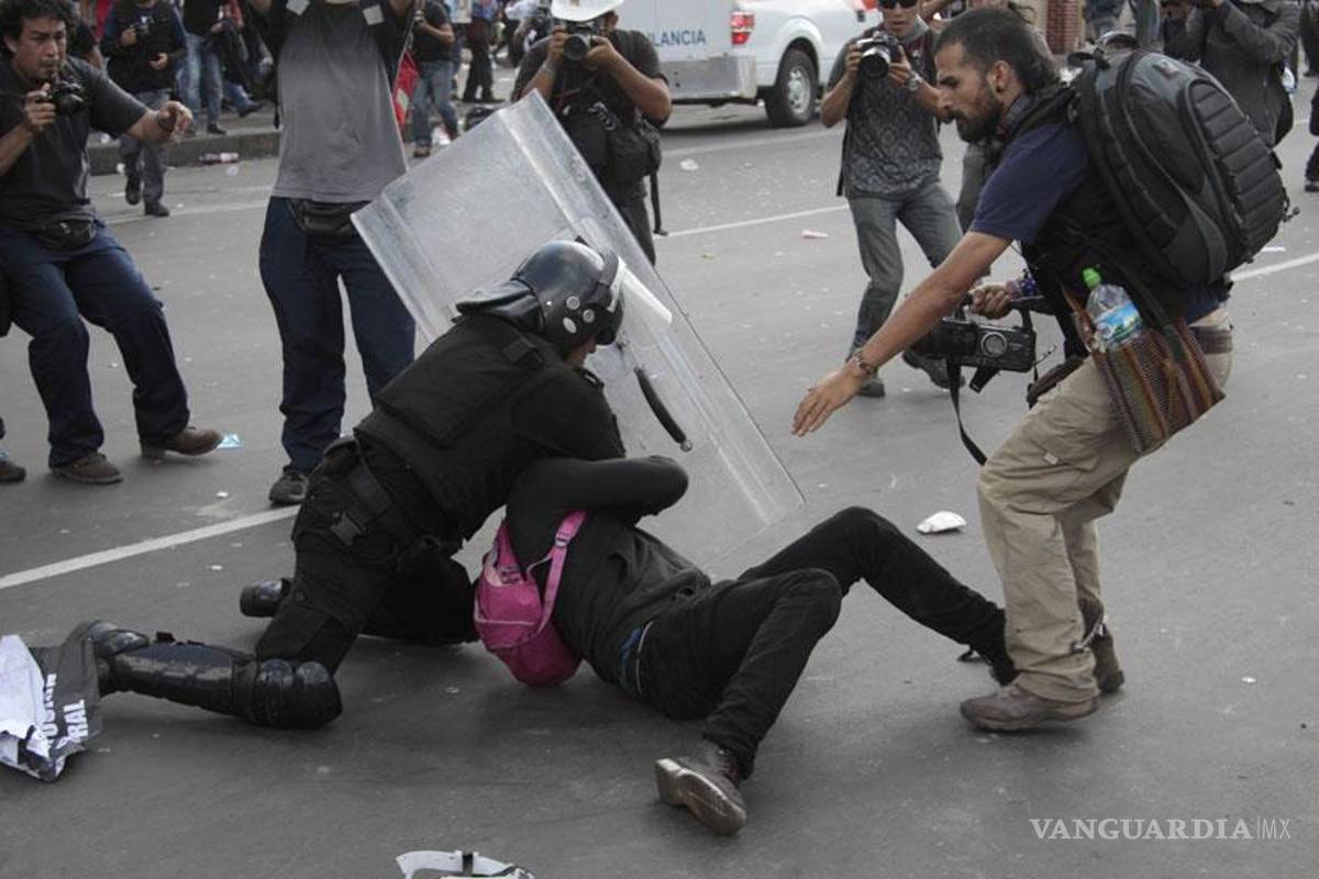 PF reprime a manifestantes y periodistas
