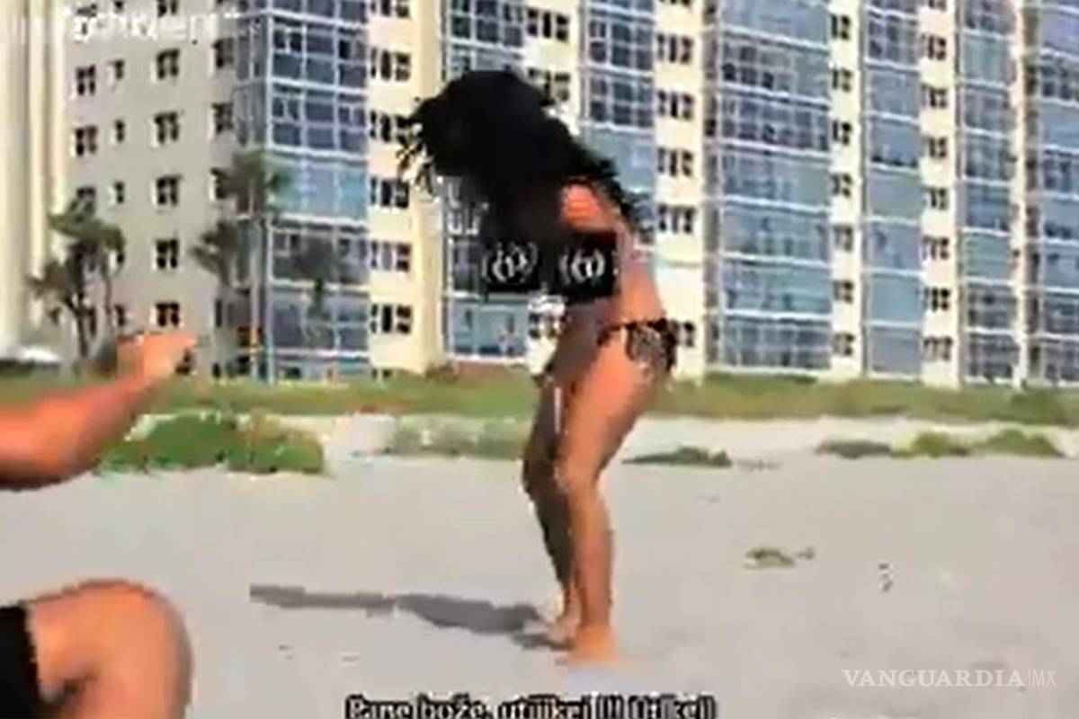 Broma muestra cómo hacer que una chica se muestre en topless (video)