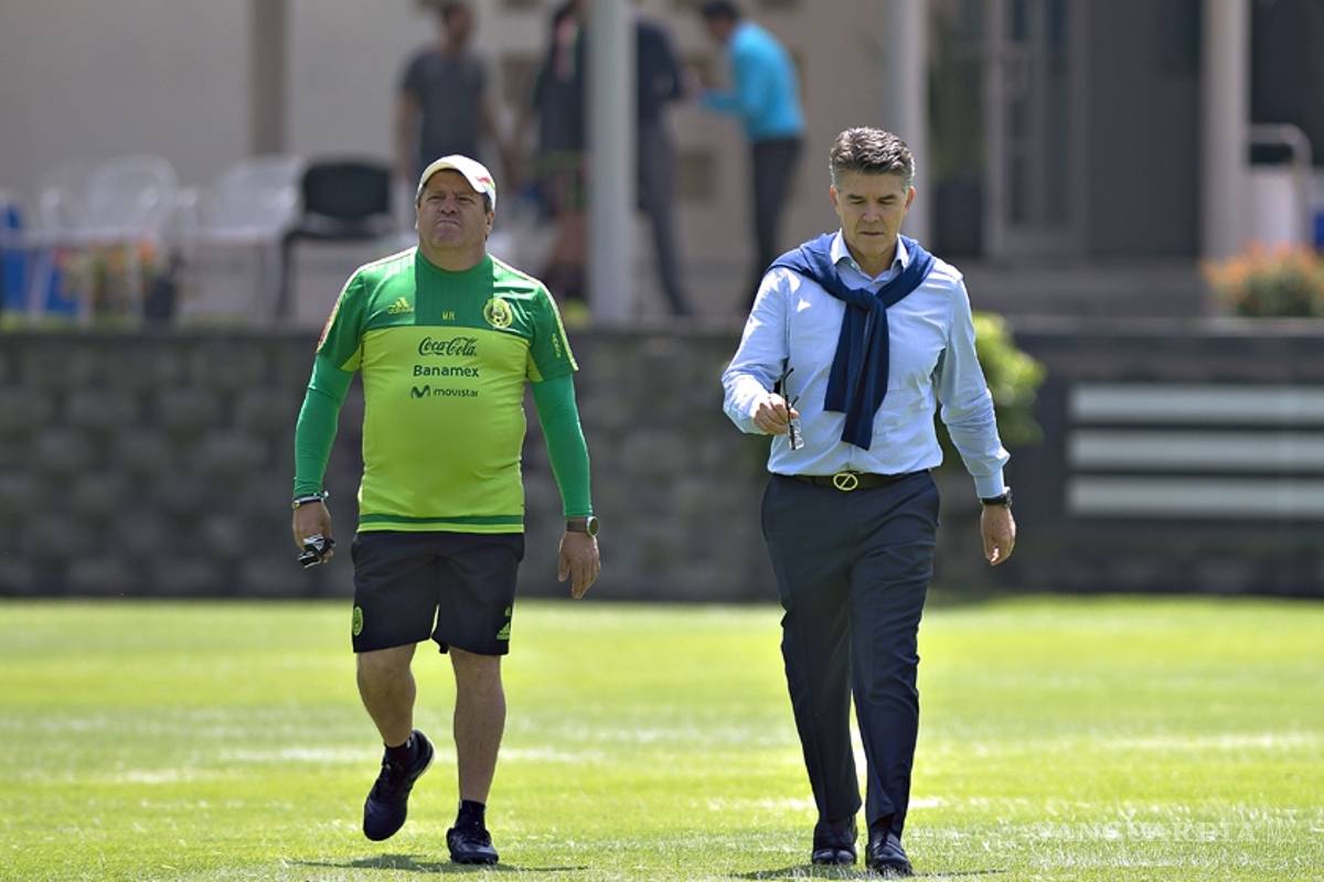 González Iñarritú apoya a Martinoli por encima del "Piojo"