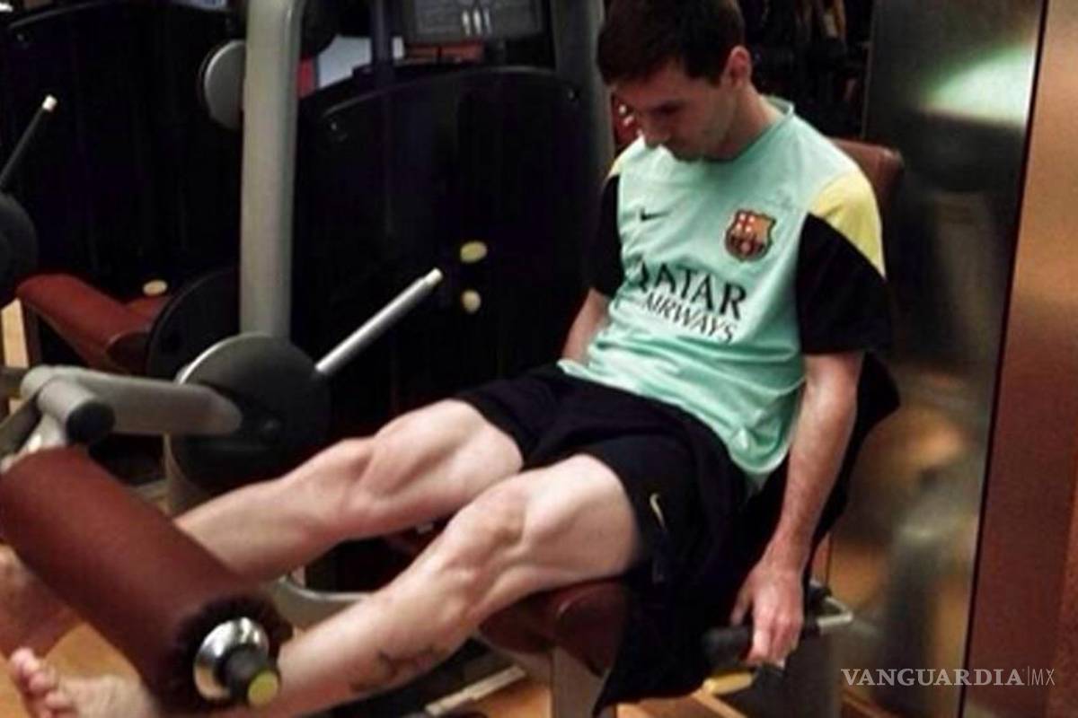 Messi 'presume' musculatura de sus piernas