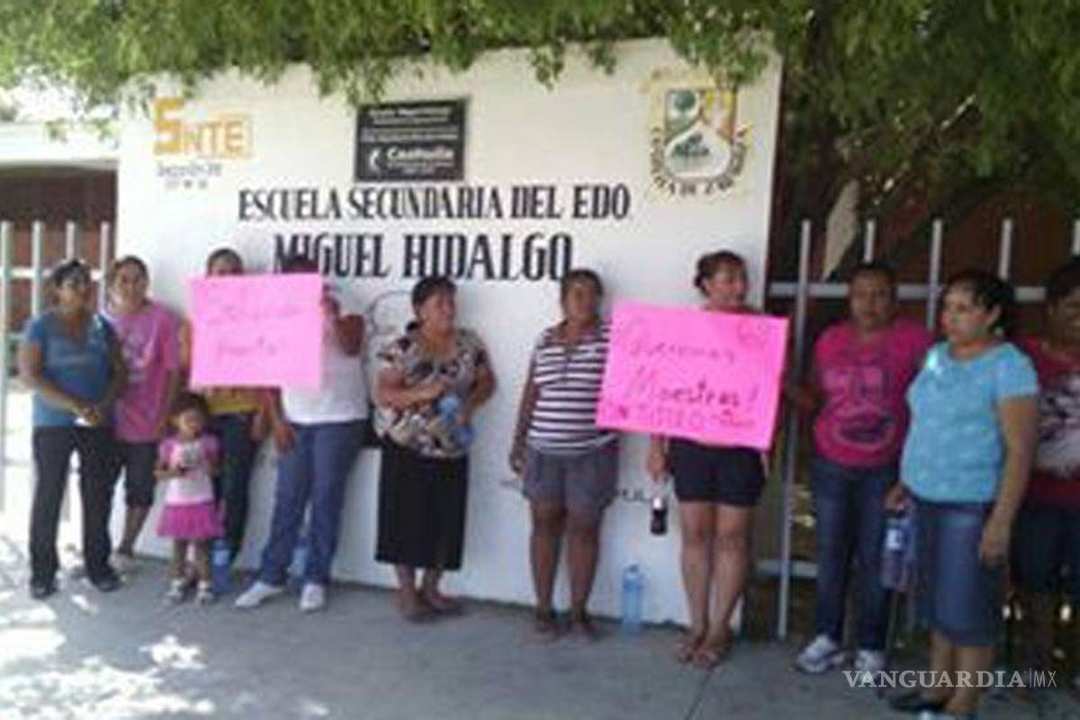 Toman instalaciones de escuela secundaria en Hidalgo por falta de maestros