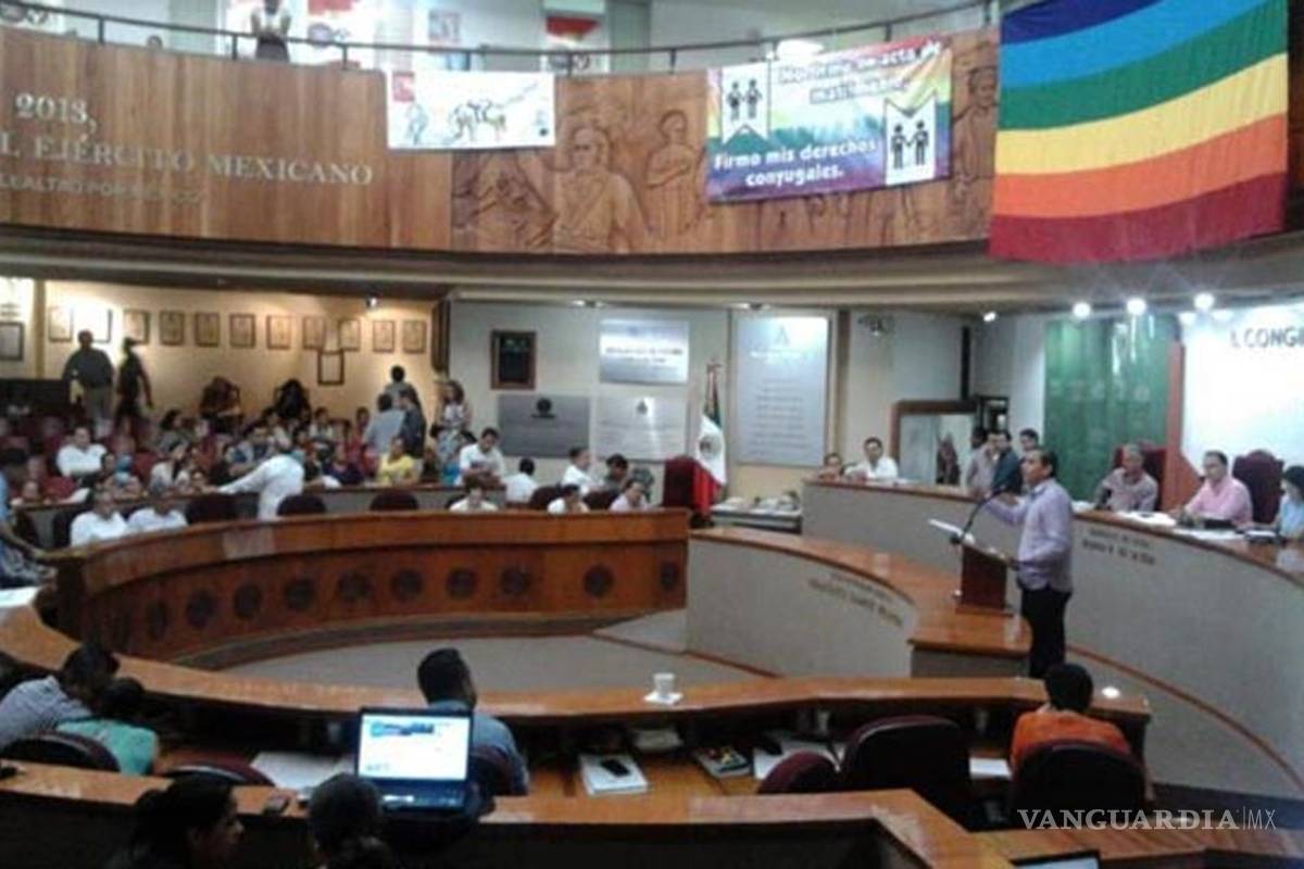 Colima aprueba "enlace conyugal" para parejas del mismo sexo