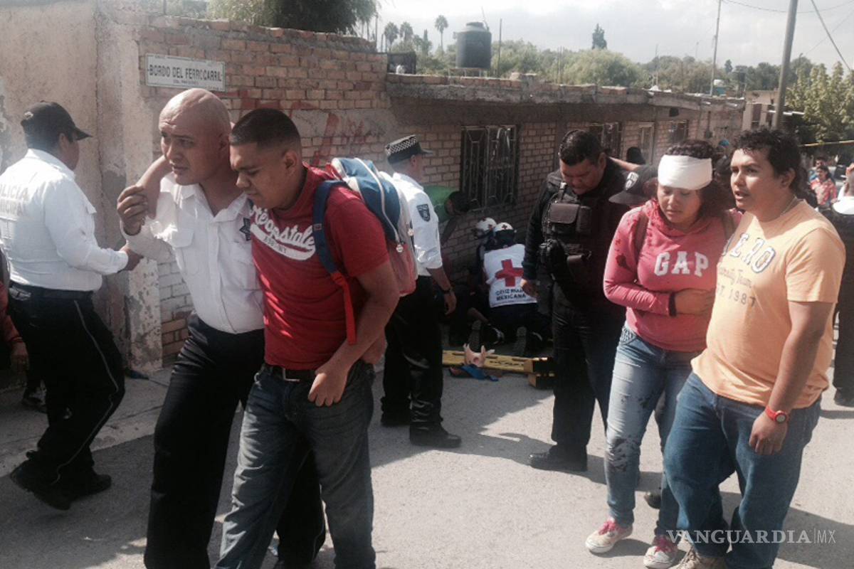 Camión urbano intenta ganarle al tren y choca; hay 30 personas lesionadas