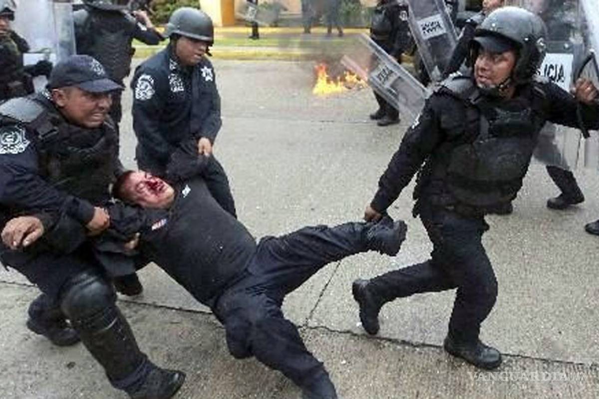 Golpean brutalmente a policía en Acapulco tras protesta