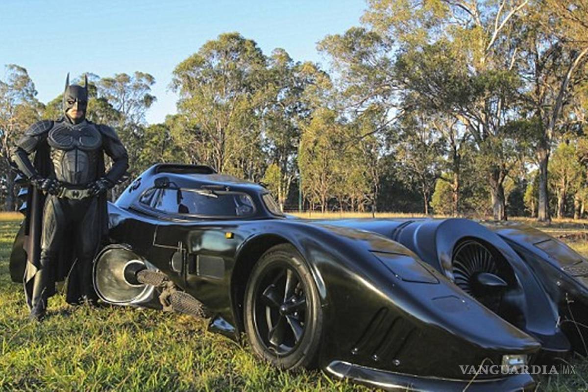 Batman australiano pasea a niños enfermos en su batimóvil
