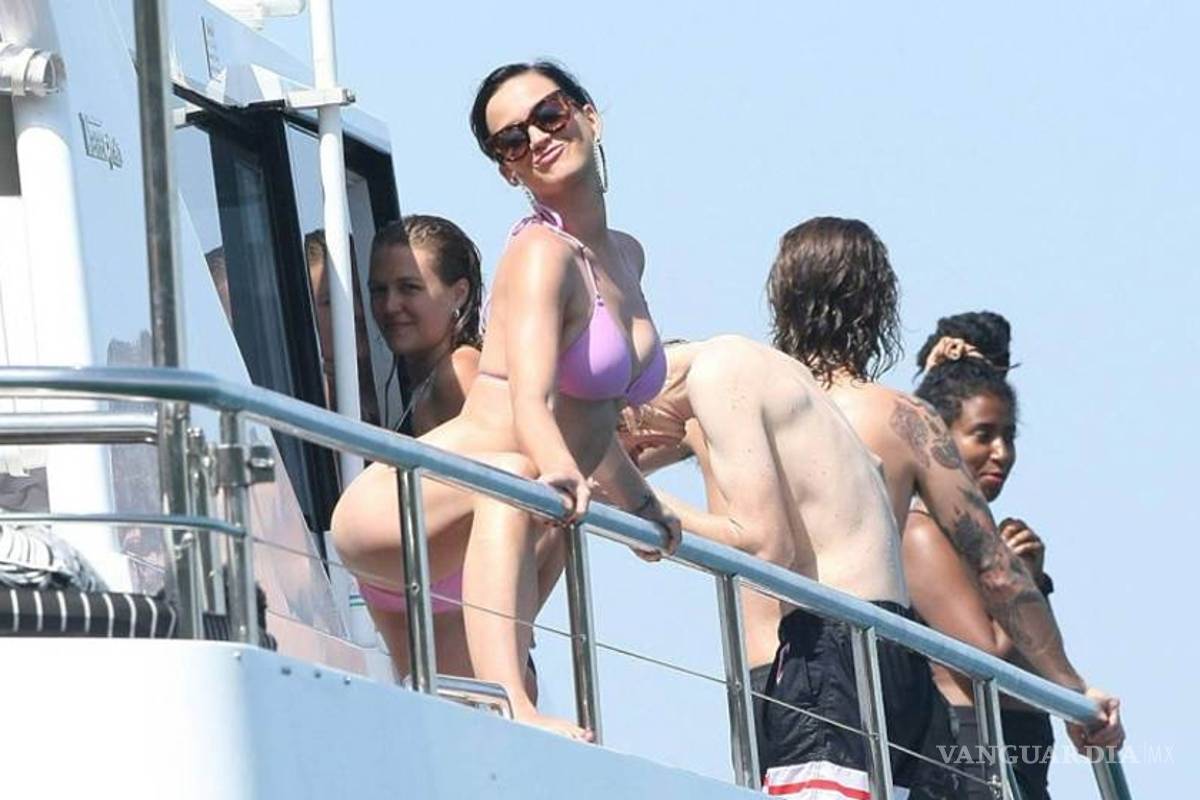 Katy Perry hace 'twerking' bajo el sol