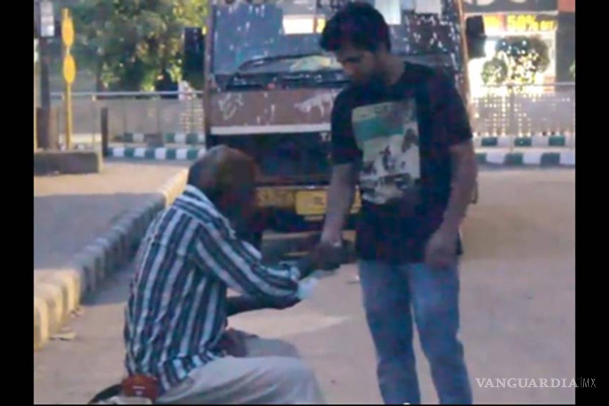 Vagabundo comparte su comida con un desconocido