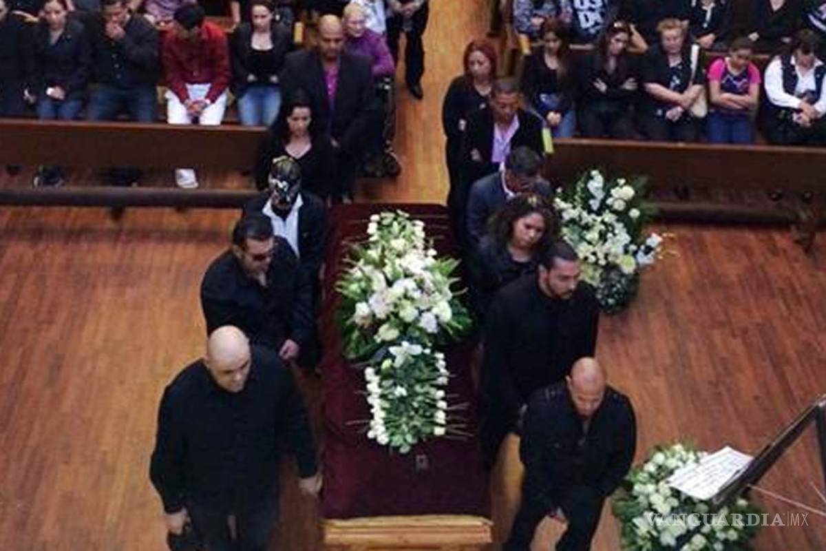 Rey Mysterio hace guardia en féretro de Perro Aguayo Jr