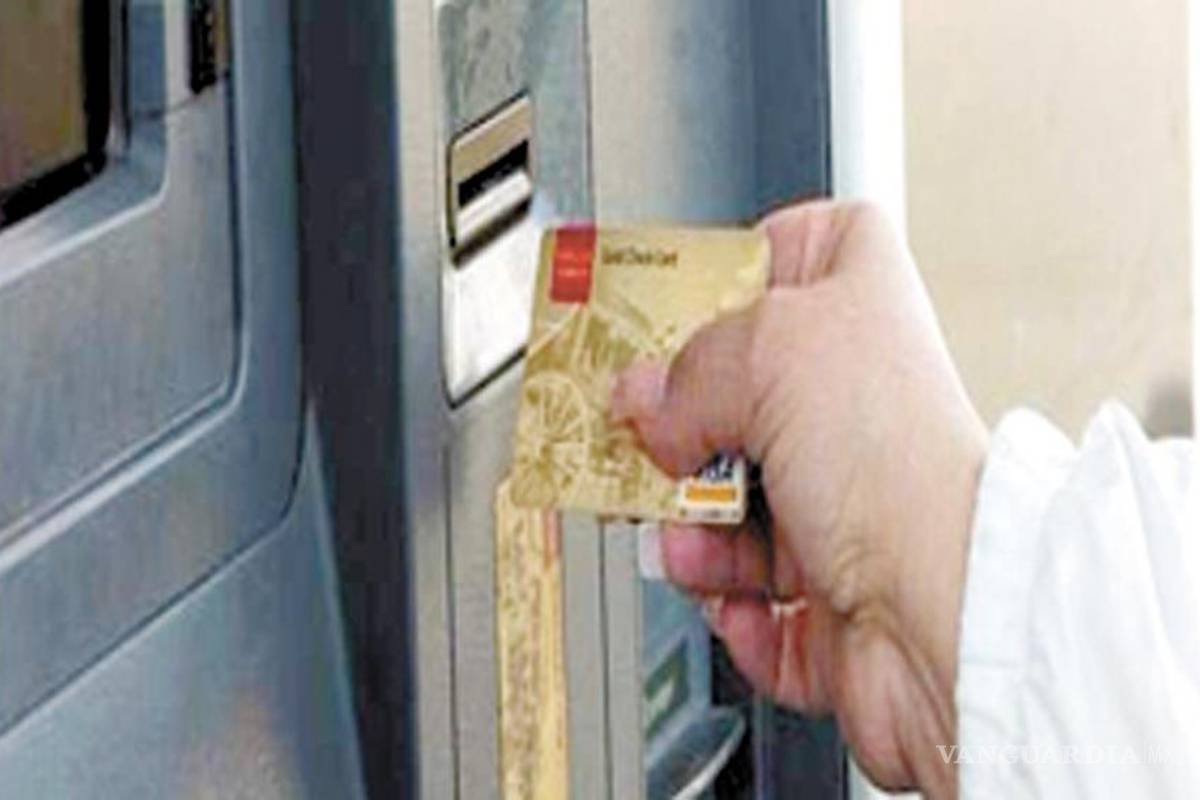 Comisión por retirar efectivo en cajeros varía más de cuatro veces: Condusef