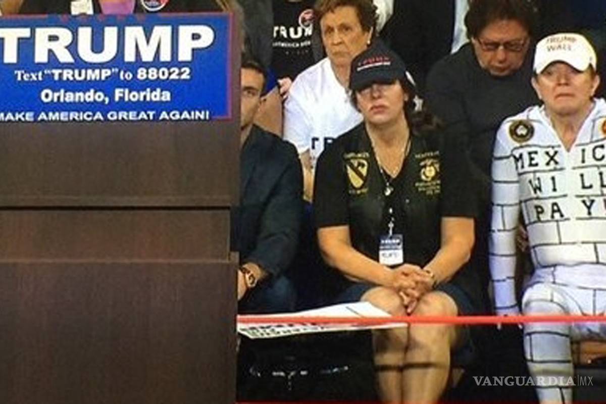 Simpatizante de Trump se disfraza de muro fronterizo