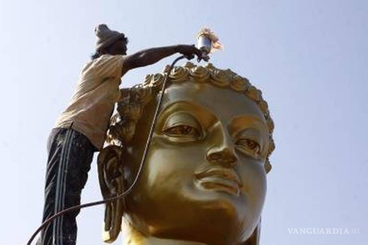 Se derrumba estatua de buda gigante en Vietnam