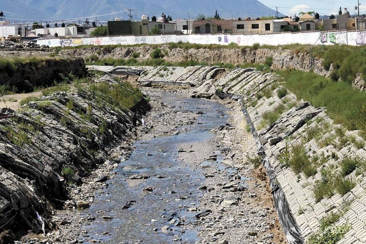 Nadie escucha a vecinos que piden limpieza de arroyo en Saltillo