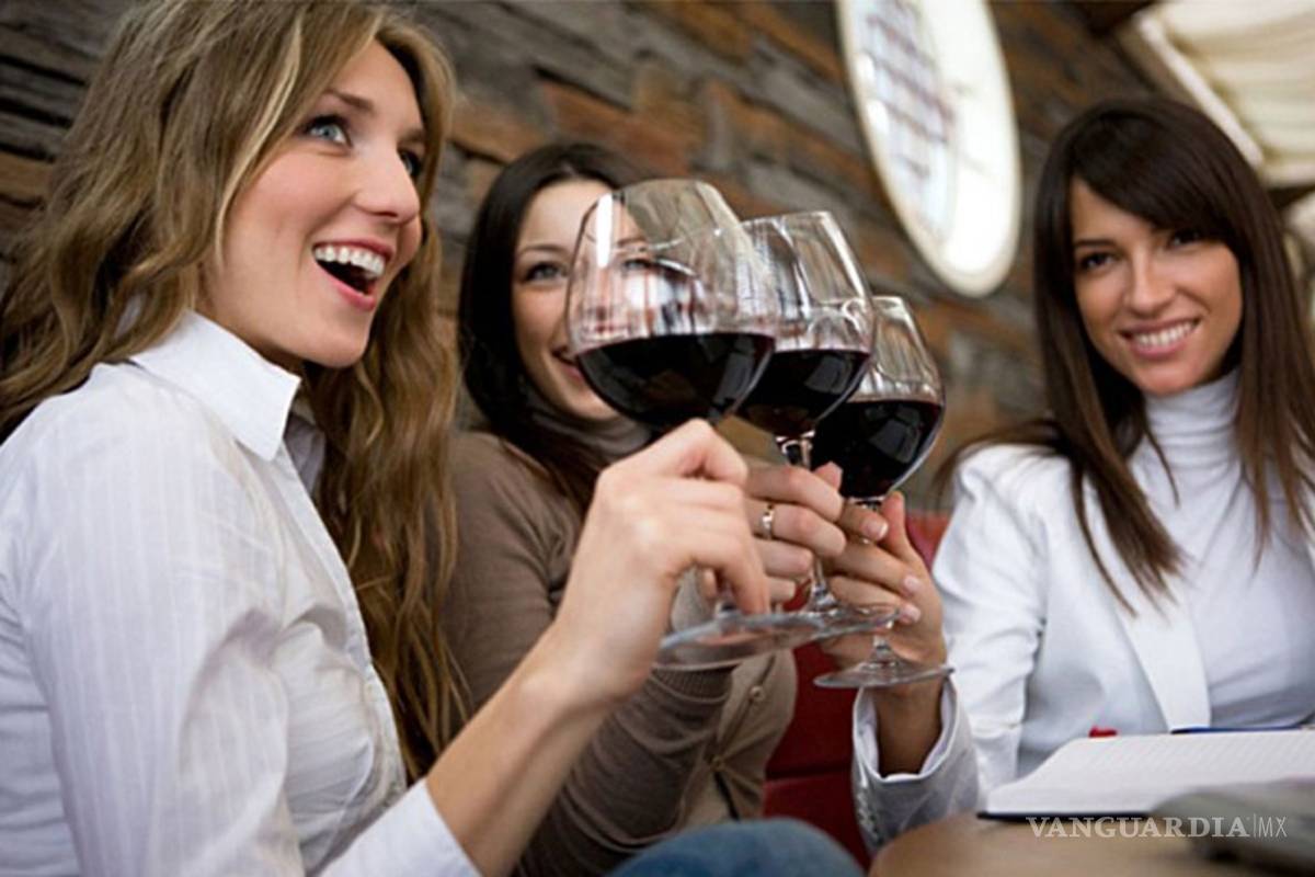 Mujeres que beben más alcohol están mejor preparadas: Estudio