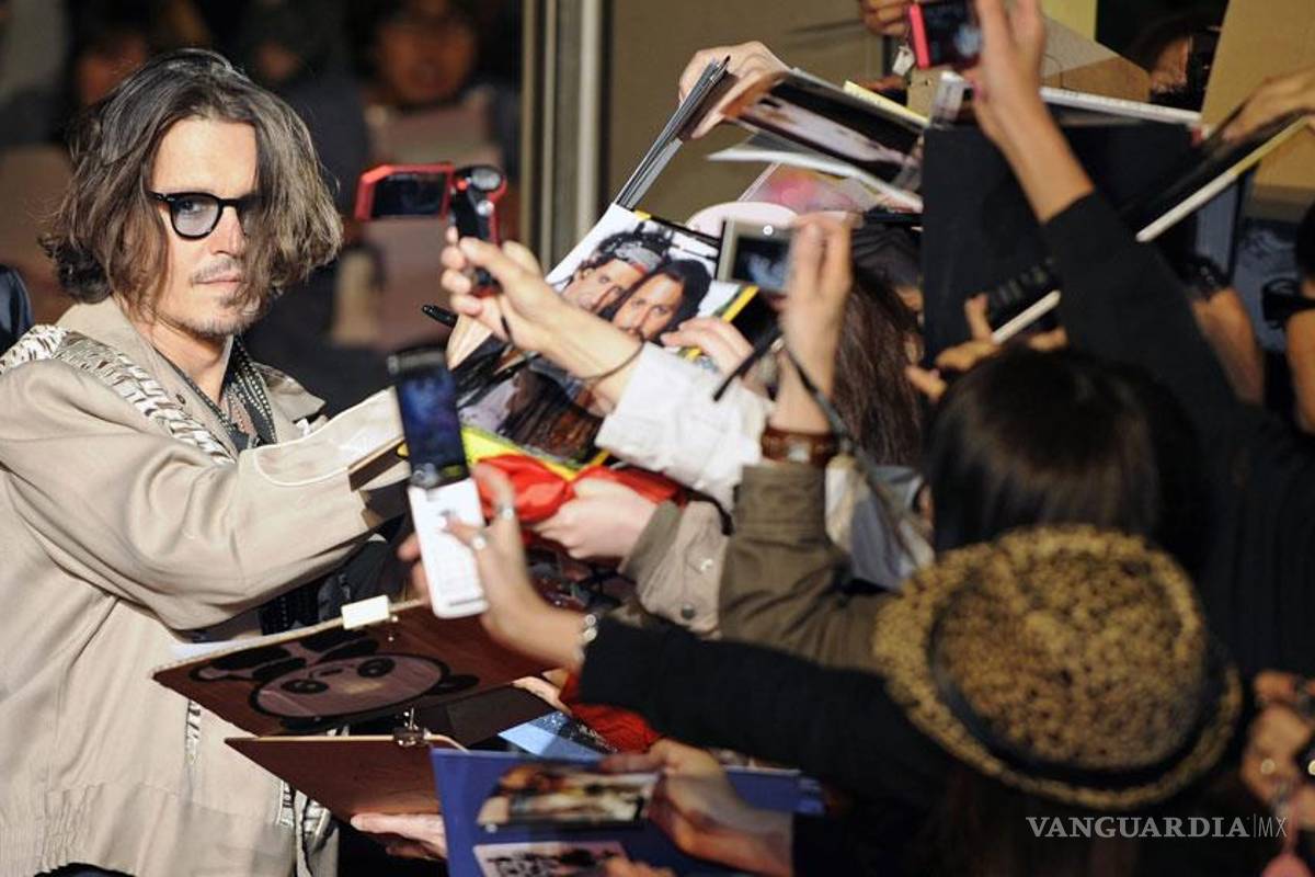 Johnny Depp, presume nueva chica a los cincuenta