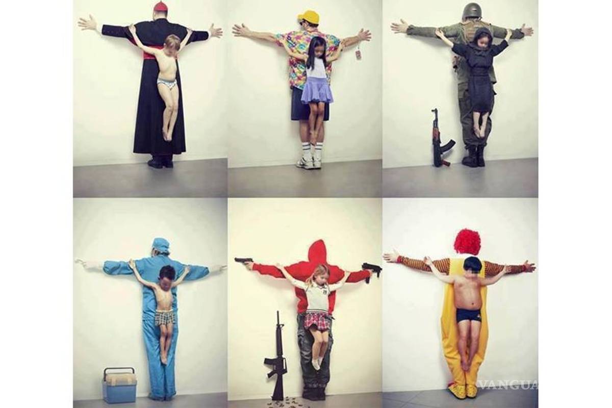 Polémica foto de niños crucificados