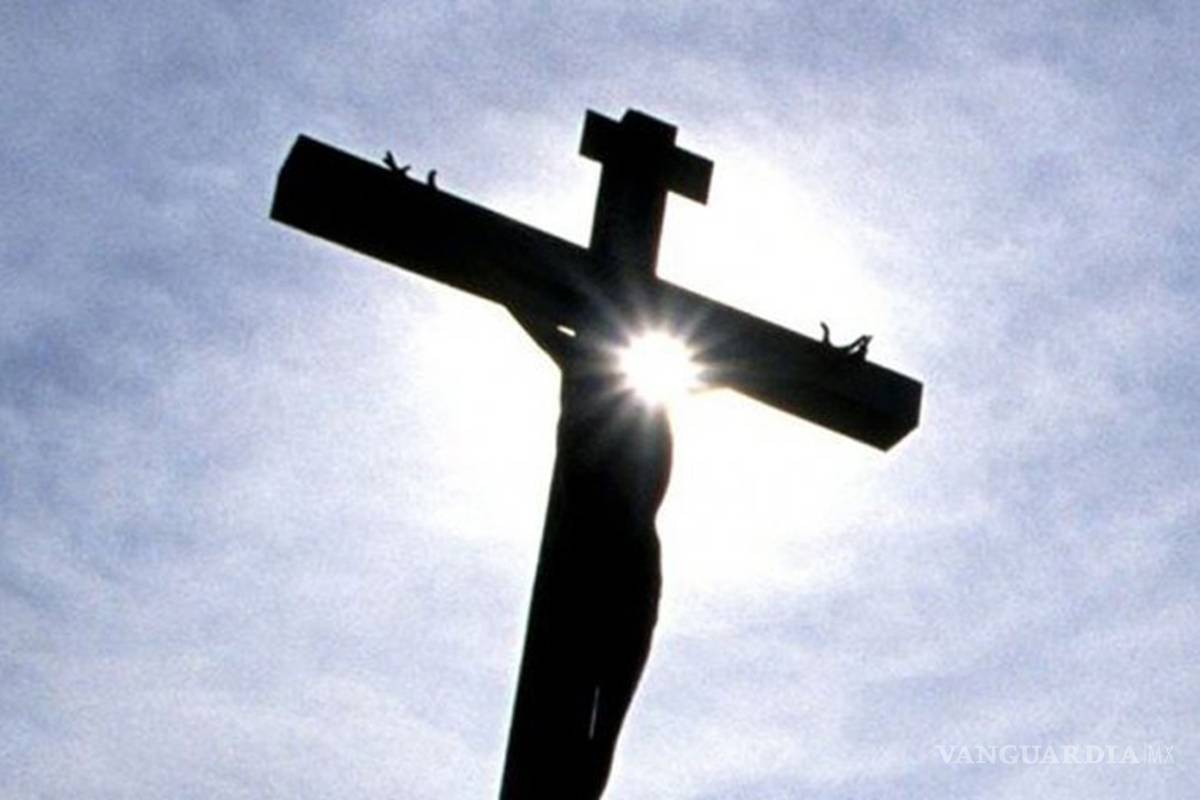 Militantes del Estado Islámico crucifican a un niño cristiano, además violaron a mujeres en público