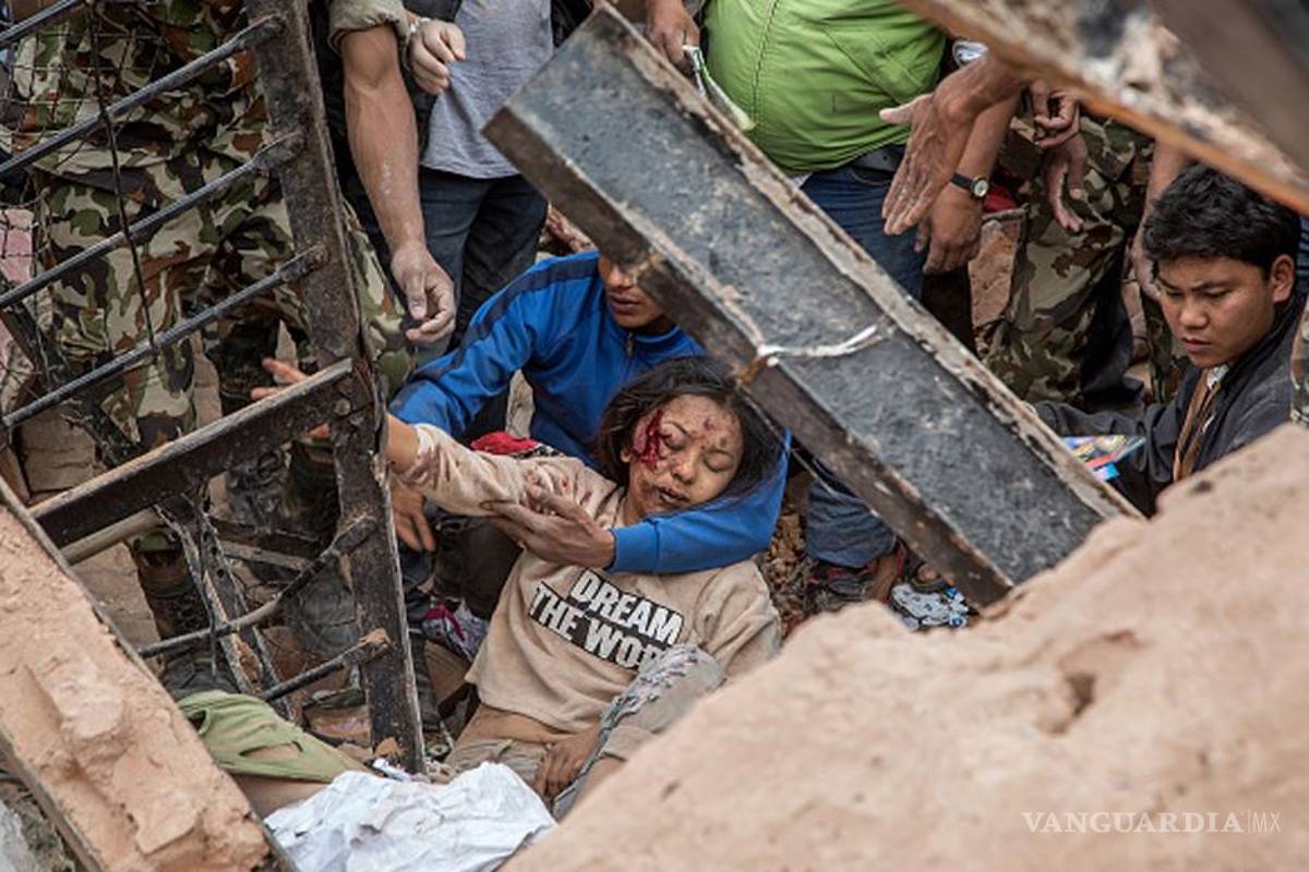 Desolación en Nepal: ya son más de 3 mil 700 los muertos por el sismo