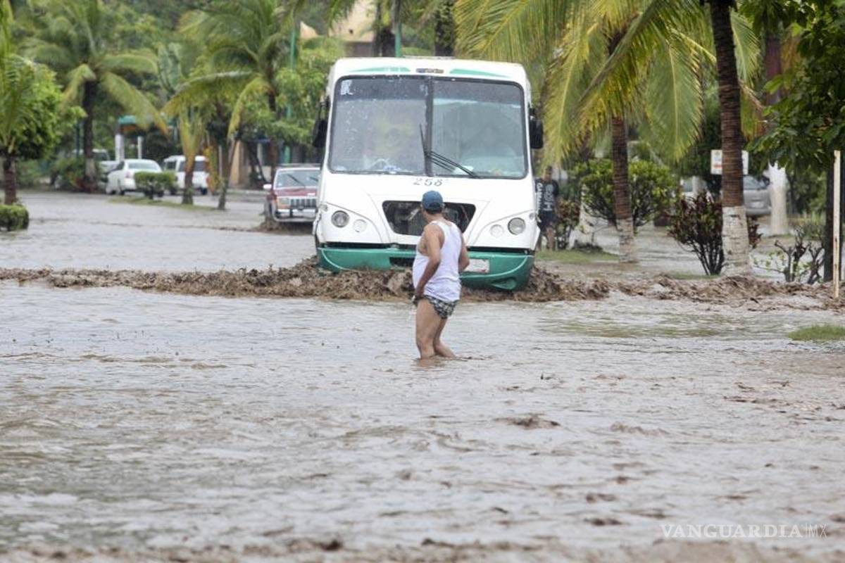 Acapulco se inunda otra vez; Ejército y PF evacuan familias