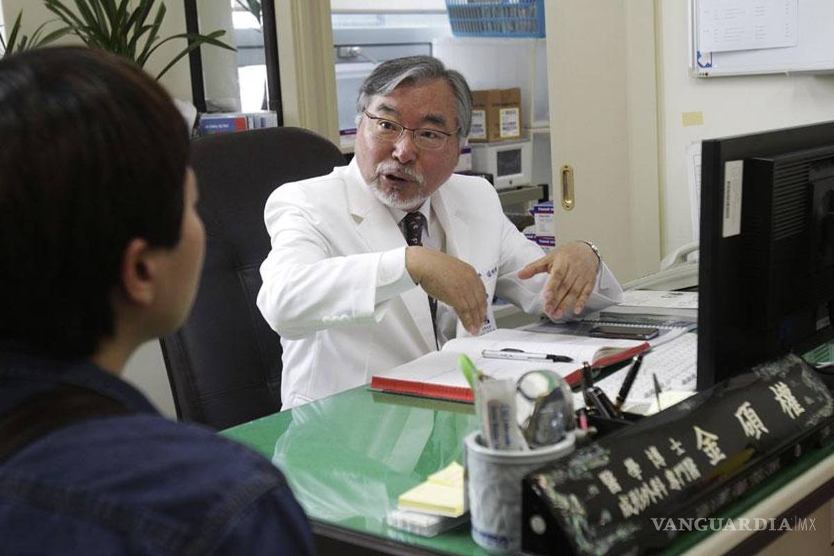 Médico defiende operaciones para cambiar de sexo