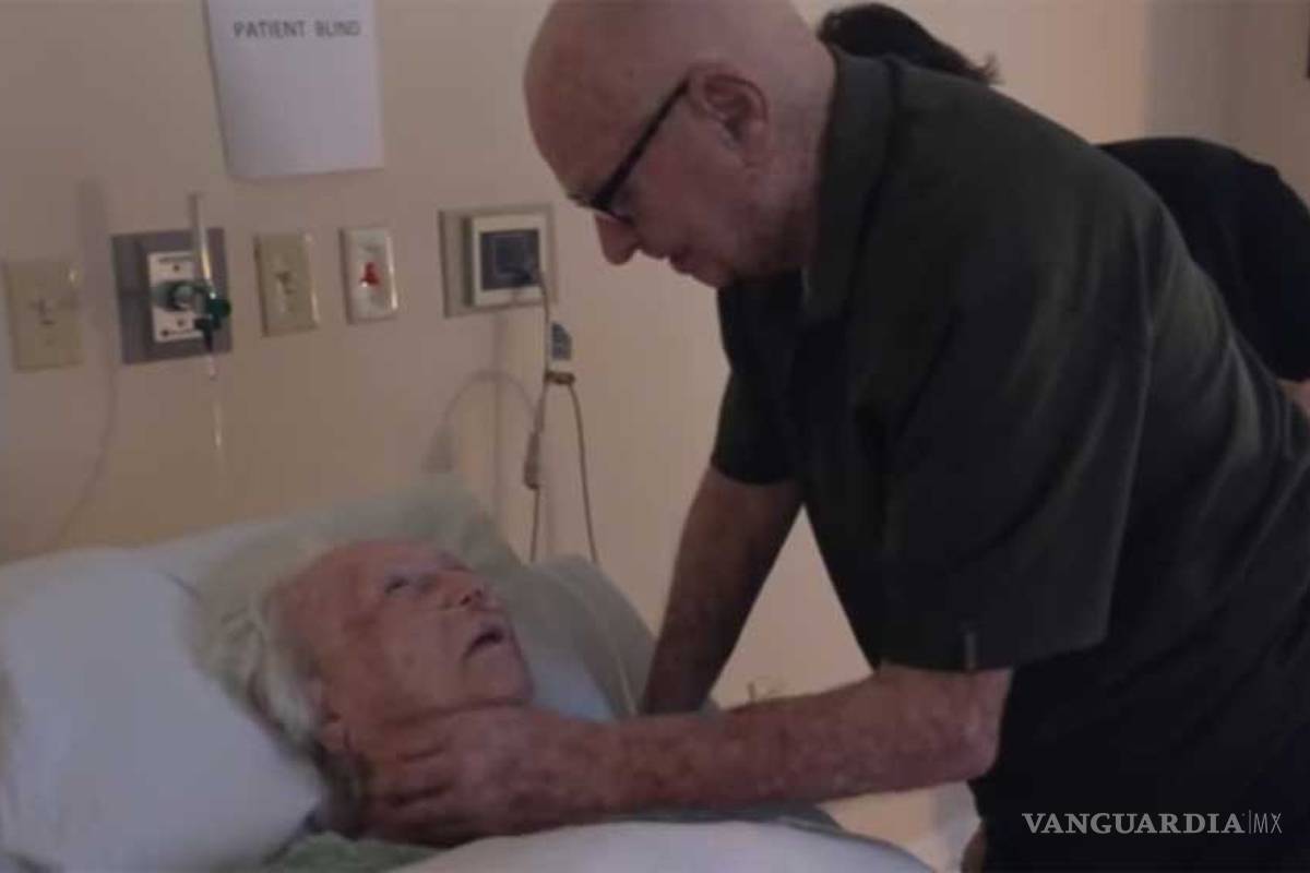 Marido le canta a su mujer moribunda; duraron 73 años de casados