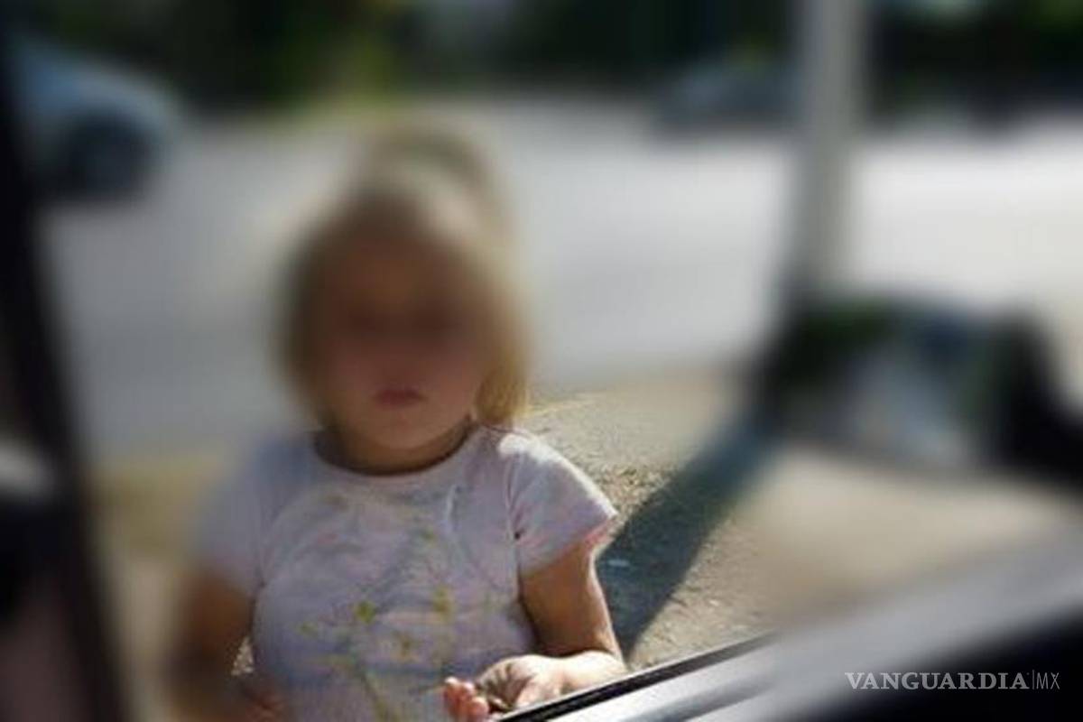 Tras polémica, vuelve con su madre niña rubia que pedía limosna