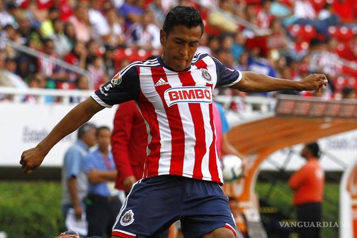 Omar Esparza, de Chivas, fuera seis meses por lesión