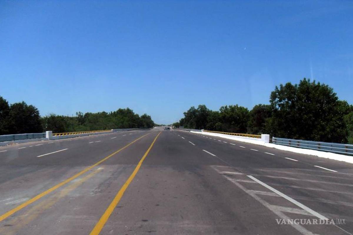 Vuelcan padre e hijo en autopista a Monterrey