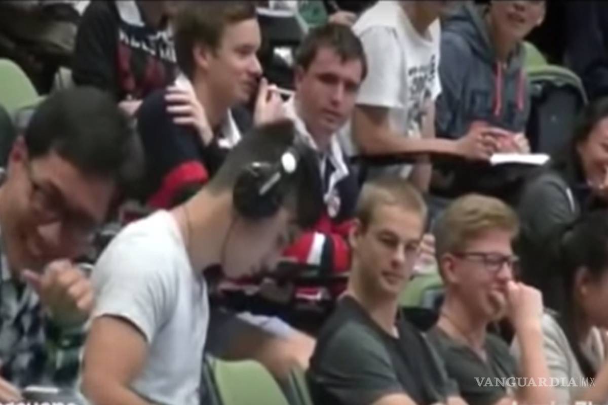 Cachan a estudiante viendo porno en plena clase (Video)