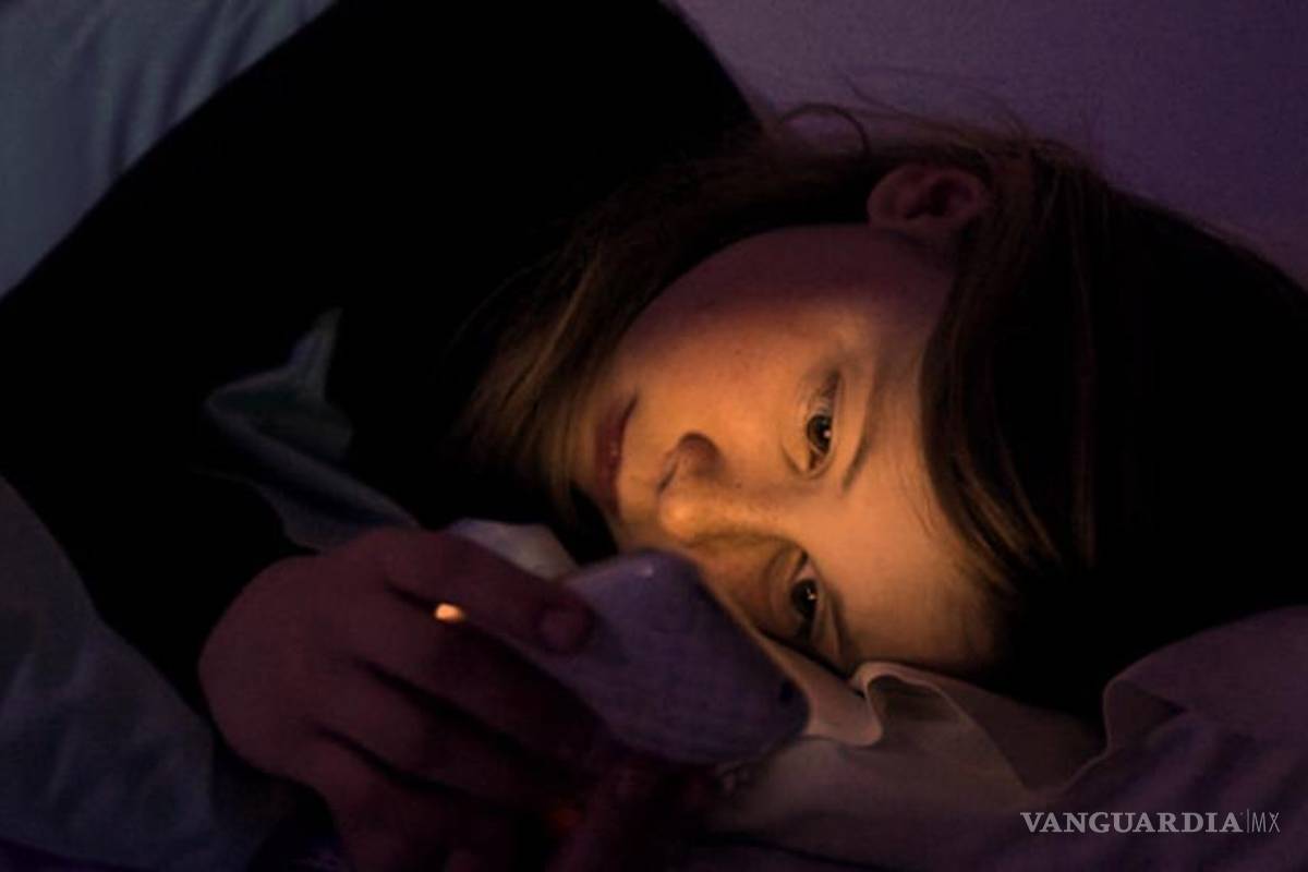 Sufre desprendimiento de retina por usar celular en la oscuridad