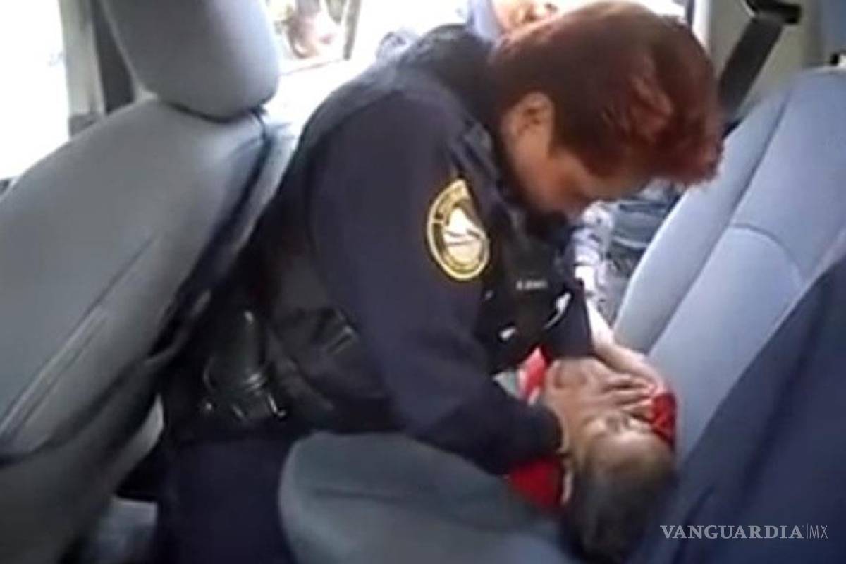 Mujer policía salva a niño en el DF