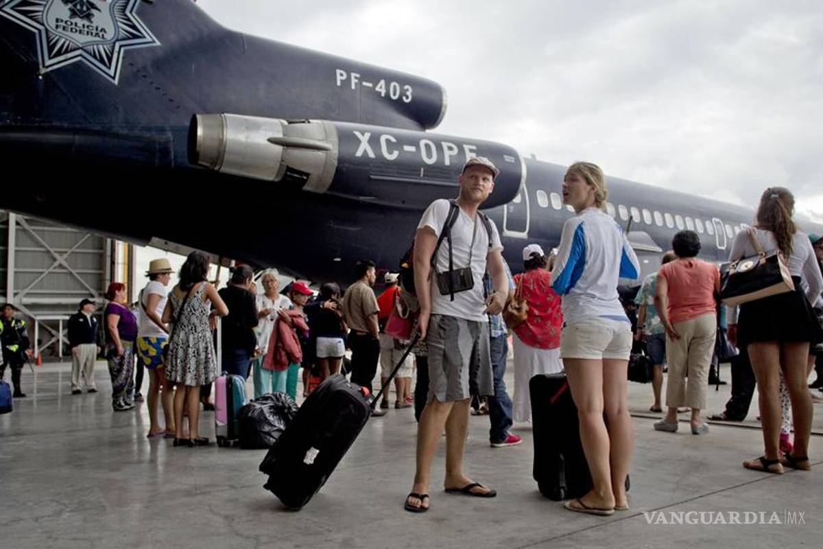 Instalan puente aéreo para unos 30 mil turistas varados en Los Cabos