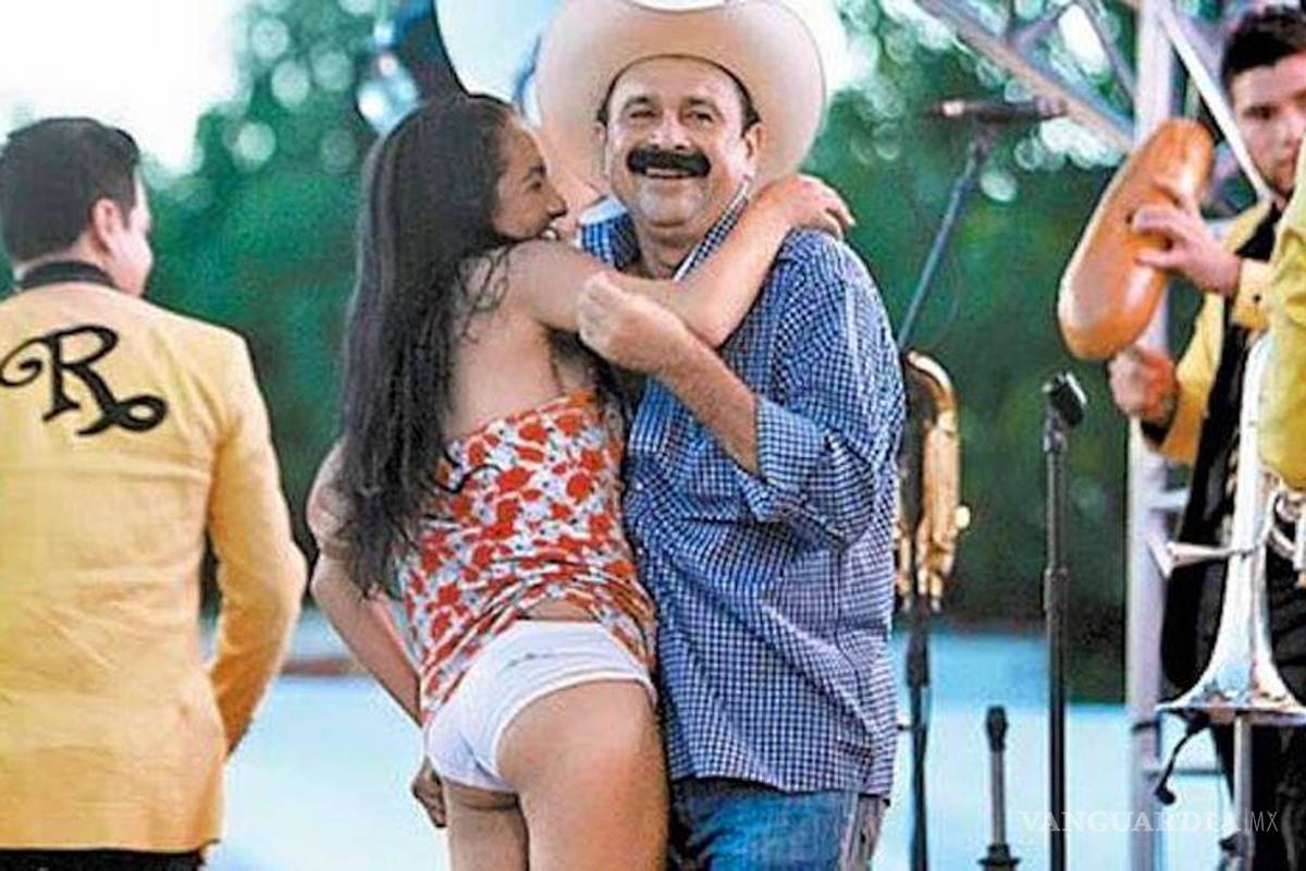 Alcalde que "robó poquito" levanta vestido a una jovencita (Video)